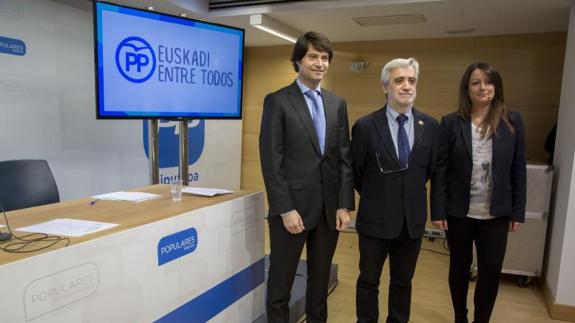 Javier Ruiz, Juan Carlos Cano y Ana Salazar en la presentación del XV congreso del PP vasco. 