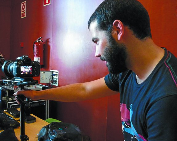 Vídeo. David Carrasco imparte un taller de vídeo en el gazteleku de Trintxerpe-San Pedro. 