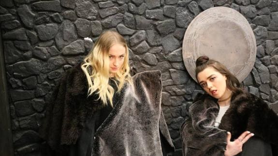 Las actricices que interpretan a Sansa y Arya Stark (D), en la presentación de la sala de escape de Juego de Tronos.