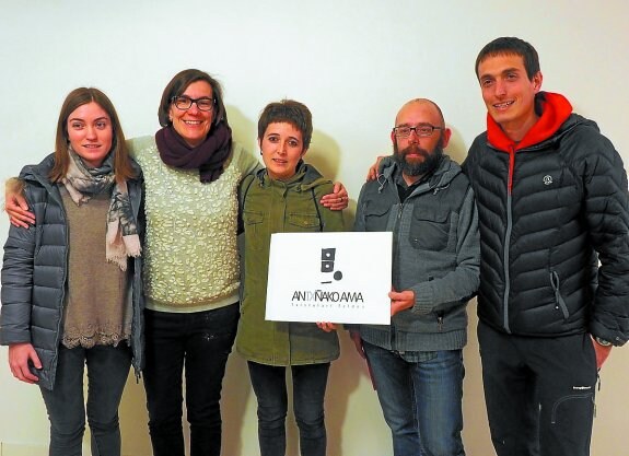 Premio. Miembros de Antxiñako Ama txistulari taldea, con Mariñe Arbeo, en el centro. 