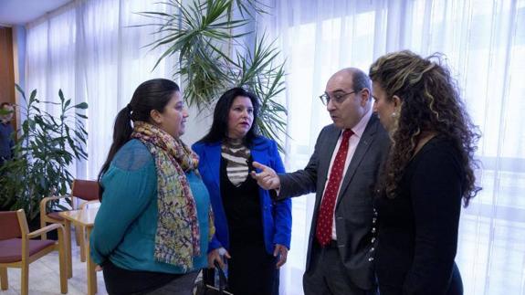 Jon Darpón Sierra se reúne con miembros de la comunidad gitana de Euskadi 
