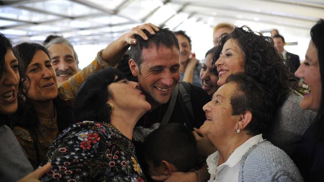 Txikon, recibido por sus familiares y amigos en Loiu. 