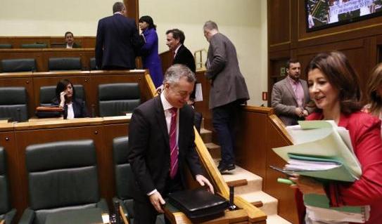El lehendakari, antes de comenzar el pleno de control en el Parlamento Vasco,