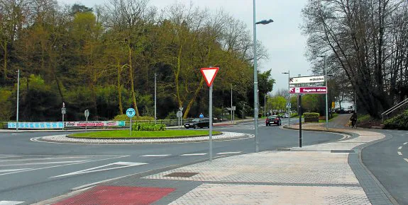 Una de las zonas a habilitar para perros será junto a la rotonda de entrada principal a la localidad, en Donostia Ibilbidea.