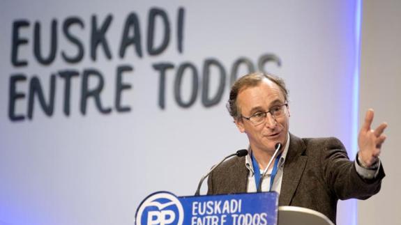 -El presidente del PP del País Vasco, Alfonso Alonso, durante su intervención en la clausura del 15º Congreso del partido celebrado en Vitoria.