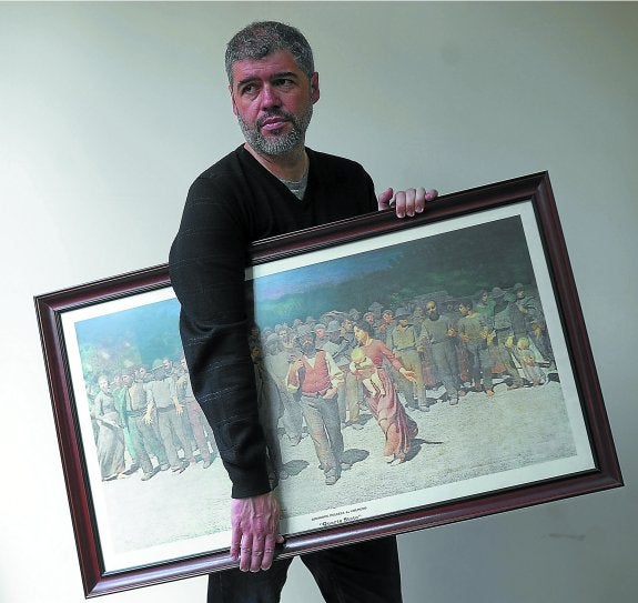 Unai Sordo recibe la felicitación de un afiliado en la sede de CC OO de Euskadi en Bilbao.