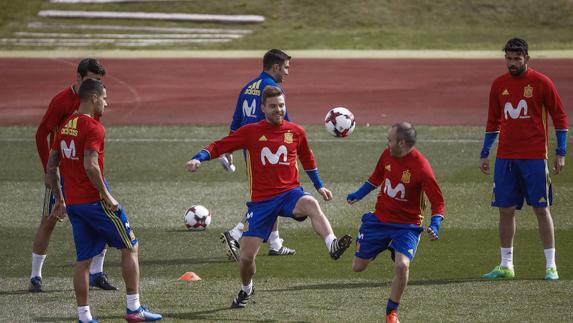 Illarramendi juega en el entrenamiento junto a Iniesta. 
