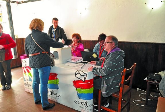 Varias personas votan en un local acondicionado por Gure Esku Dago el domingo en Errenteria.