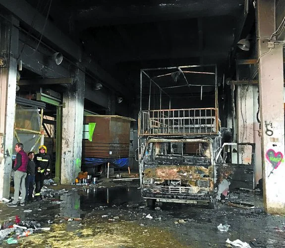 Imagen de la carroza incendiada en el interior del pabellón. 