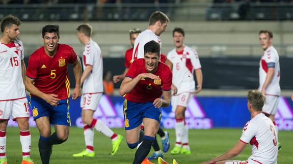 Marco Asensio (c), junto a su compañero Diego González (2i), celebra el gol del empate a uno