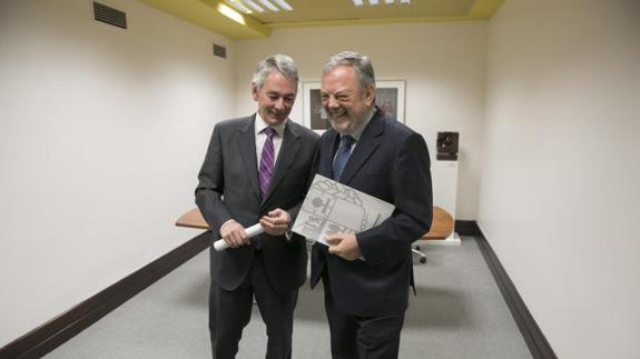 El consejero de Hacienda y Economía, Pedro Azpiazu, y el responsable económico del PP, Antón Damborenea, tras firmar en la sede del Parlamento Vasco el acuerdo presupuestario