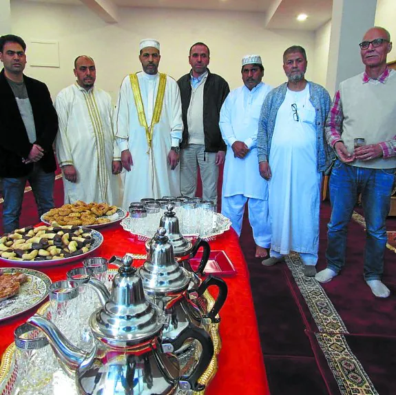 Hospitalidad. No faltaron el típico té con pastas árabes en la recepción inaugural de la nueva mezquita de la calle Uriburu. 