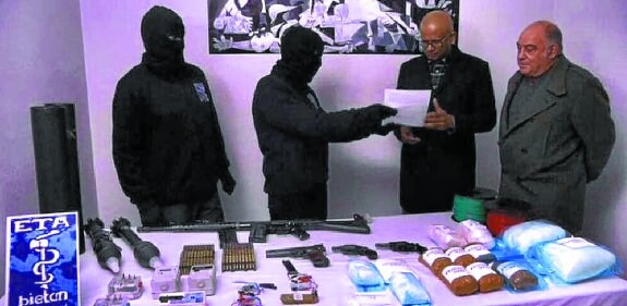 Arsenal. Dos encapuchados de ETA entregan un lote de armamento a los verificadores en 2014.