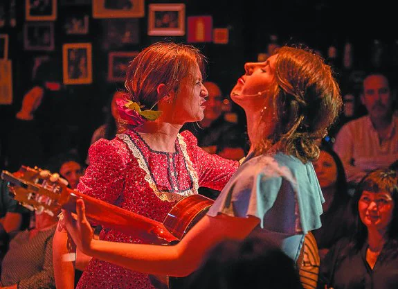 Uni. Amaia Miranda y Maitane Aspe Fid dan vida a Lola y Dolo en la comedia musical de hoy.