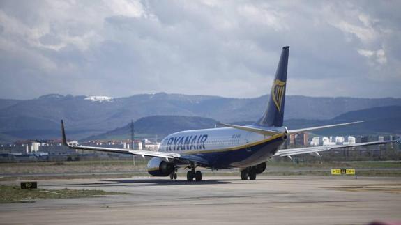 Avión de Ryanair procedente de Bérgamo en el aeropuerto de Vitoria.