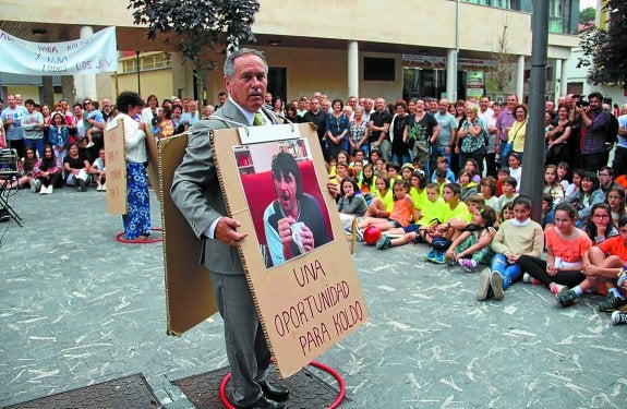 Los intérpretes de Trapu Zaharra Santi Ugalde y Gemma Martínez, en una de sus funciones.