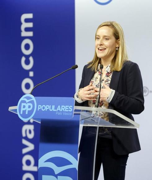 La secretaria general del Partido Popular del País Vasco, Amaya Fernández, durante la rueda de prensa  en la que ha anunciado que la formación llevará a cabo en Euskadi un acto alternativo al que se celebrará el próximo 8 de abril en Baiona. 