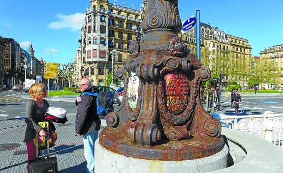 El mal estado de las farolas del puente Santa Catalina es evidente para cualquier viandante.