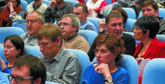 Los jeltzales Pako Arizmendi (primero por la izquierda) y Joseba Aurrekoetxea coincidieron con los dirigentes de EH Bildu Arnaldo Otegi, Maddalen Iriarte y Rufi Etxeberria el día 23 en Biarritz.
