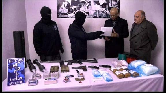 El arsenal entregado por ETA incluye cientos de armas de todo tipo y explosivos