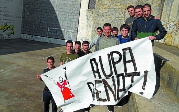 La cuadrilla de Rezusta, ayer en Bergara, con la pancarta que desplegarán en el frontón Bizkaia. 