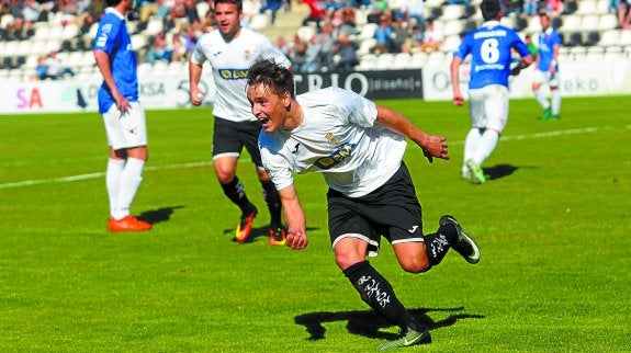 Gorosabel celebra el gol marcado ayer, de disparo cruzado, que acerca un poquito más al Real Unión al play-off. 