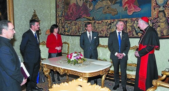 Urkullu, a la derecha, conversa con el secretario de Estado del Vaticano, Pietro Parolin, en la reunión del pasado enero en la Santa Sede.