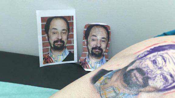 El insólito tatuaje de un fan de 'La que se avecina' triunfa en las redes