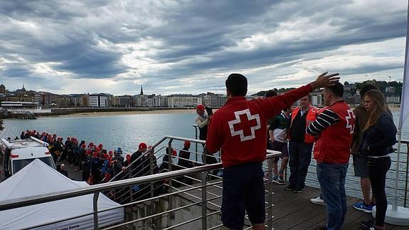 Cruz Roja lanza una oferta de empleo para socorristas acuáticos en las playas guipuzcoanas