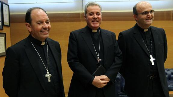 El obispo de Vitoria, junto a los prelados de Bilbao y San Sebastián, Mario Iceta y José Ignacio Munilla. / 
