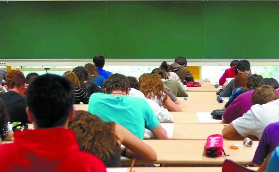Un grupo de alumnos se dispone a realizar las pruebas de la Selectividad en un aula de la UPV/EHU, en San Sebastián.