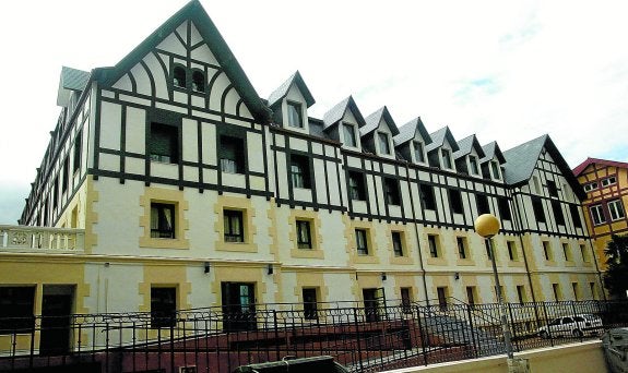 La antigua sede del Liceo Francés en Intxaurrondo es en la actualidad un centro gerontológico.