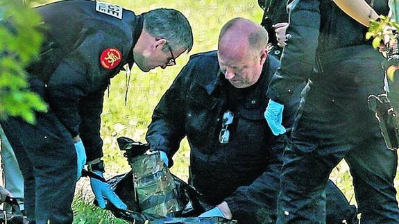 Agentes franceses analizan las armas localizadas en un zulo en la localidad de Saint Pée sur Nivelle.