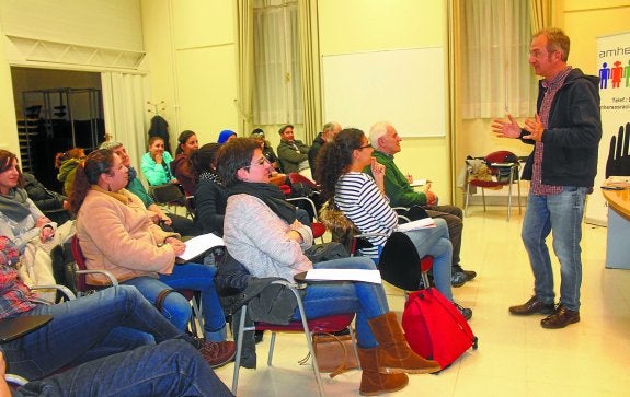 Kike Amonarriz impartió la charla en la Casa de Cultura de Biteri con una alta asistencia.
