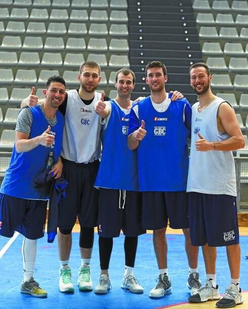 Jackson Capel, Aleks Simeonov, Lander Lasa, Joan Pardina y Sergi Pino, tras el entrenamiento de ayer en el Gasca. 