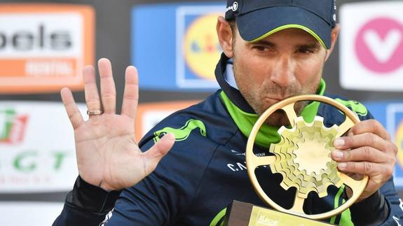 Alejandro Valverde besa el trofeo tras ganar la Flecha Valona