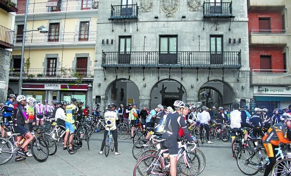 Un nutrido y variado grupo de ciclistas se acercará el domingo a la plaza. 