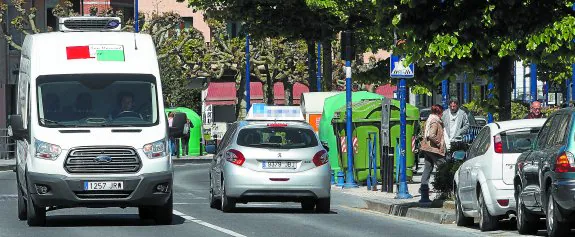 Un vehículo de autoescuela circula por las calles de Errenteria, donde están ubicadas cuatro de las ocho empresas investigadas por Competencia.