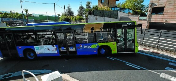 Un autobús invade el carril contrario en la curva de la clínica San Juan de Dios, maniobra que provoca situaciones de riesgo y las quejas del vecindario.