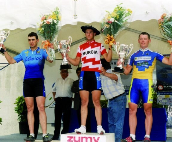 Alejandro Valverde, entre Benjamín Noval y el ucranio Roman Lougovyi, en el podio de 1997. 