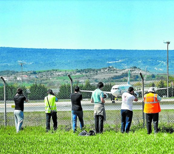 Varios aficionados fotografían un avión en Foronda. 