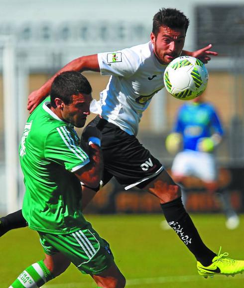 Estrada pugna por el balón con un jugador del Arenas.