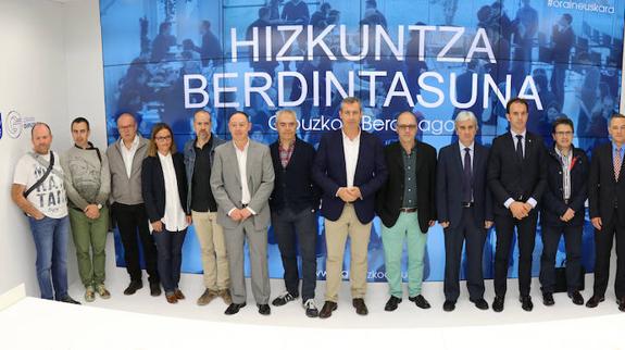 Markel Olano diputatu nagusia eta Mikel Irizar Hizkuntza Berdintasunerako zuzendaria prozesura bildu diren eragileen ordezkariekin.