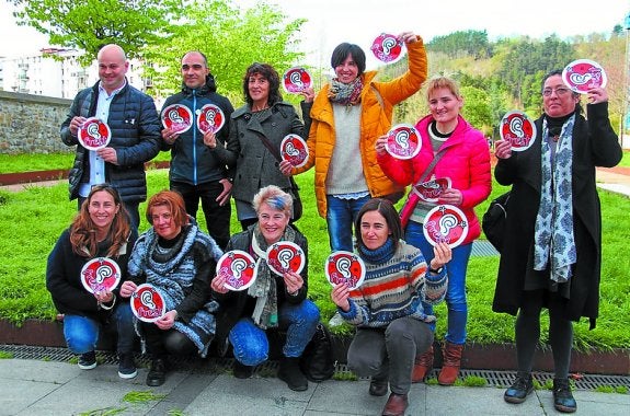 Pegatinas. Responsables de la campaña con las pegatinas. 