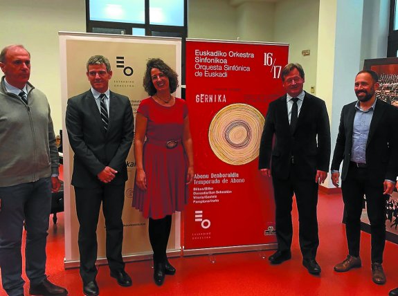 Francisco María Escudero, Oriol Roch, Lorea Bilbao, Bingen Zupiria y Denis Itxaso, ayer en Bilbao.