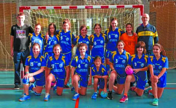 Balonmano. El equipo Leizaran A de categoría infantil femenino junto a sus dos entrenadores, Jokin Azpeitia y Mikel Ibarguren. 