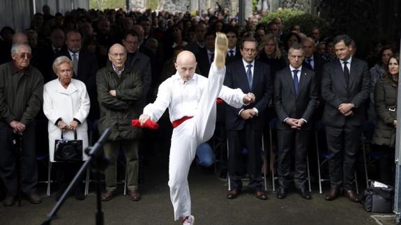 Un dantzari interpreta un aurresku de honor, al término de la ceremonia celebrada en el cementerio de Gernika con motivo del 80 aniversario del bombardeo de la villa vizcaína