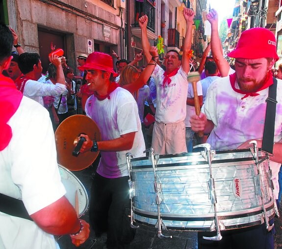 Ambientazo. Cuadrillas de todas las edades disfrutan del Txiki. 