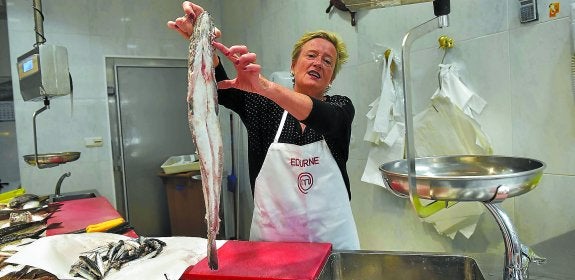 Edurne Trancho, la concursante de 'MasterChef', posa divertida en la pescadería Belen de Berazubi, donde compró el pescado que cocinó y con el que fue seleccionada. 