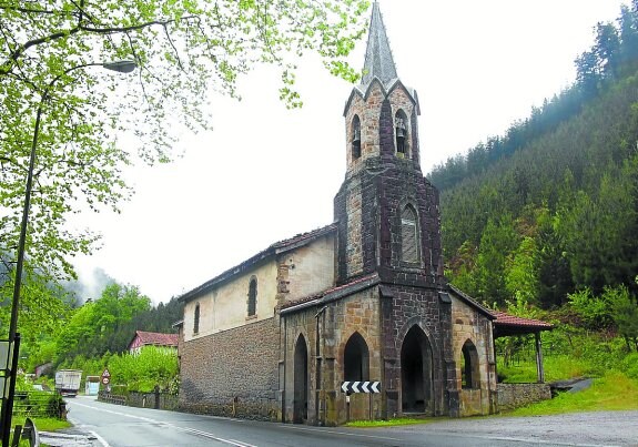 San Prudencio. El templo junto a la carretera se terminó en 1830 y desde 1881 es parroquia. 